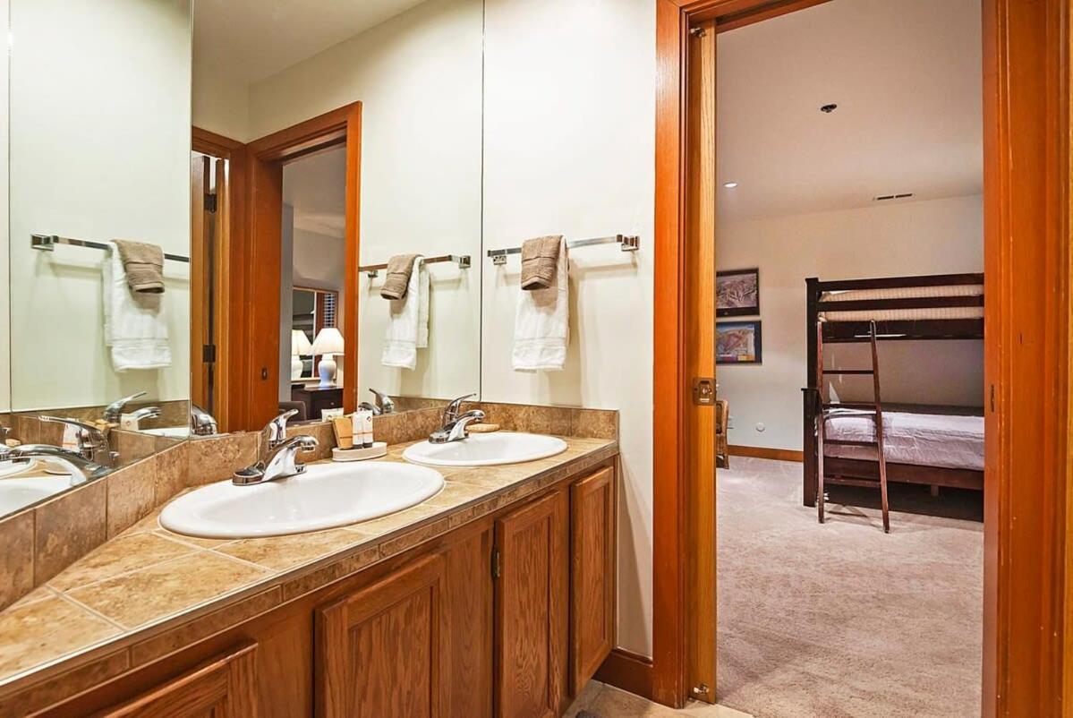 פארק סיטי Stunning Location 2Bdr Condo Retreat מראה חיצוני תמונה